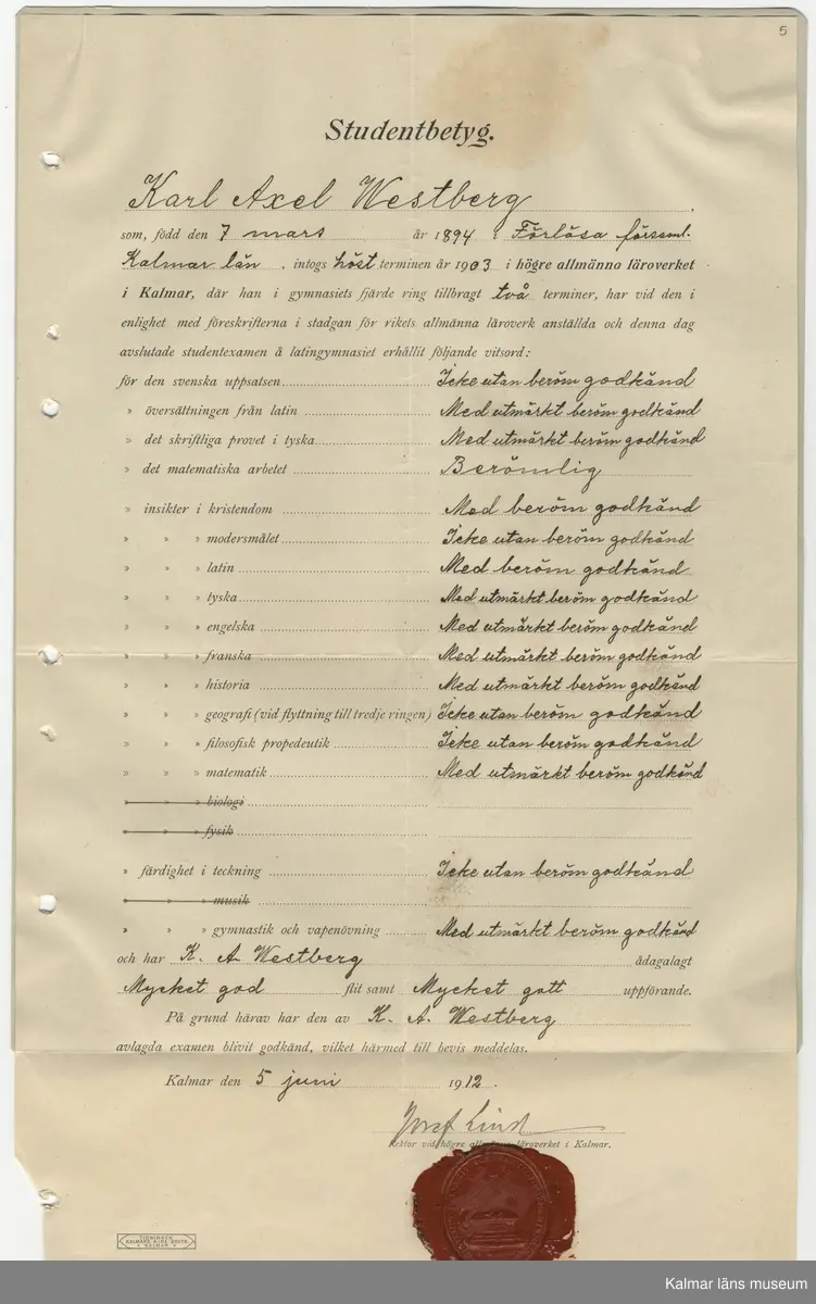 KLM 44702. Fotoalbum. Album av plast, arken av papper. Albumet är brunt med guldtryck på pärmens framsida. Albumet innehåller fotografier och dokument som handlar om Carl Axel Westberg, född 1894, uppvuxen och verksam i Kalmar. C A Westberg var verksam som militär, ryttmästare och inom Eol-bolaget, bland annat som verkställande direktör och inom ICA-styrelsen som ordförande. C A Westberg räknas som pionjär och uppbyggare av ICA-rörelsen. Albumet har sammanställts av hans livskamrat Hjördis Carlsson.

Varje sida har gett ett undernummer och de sidor som omfattar för länet relevanta bilder eller textmaterial beskrivs i följande förteckning.
:1Länsmansbostället i Förlösa, CA:s födelsehem
CA som liten (fotograf John Nilsson, Kalmar)
Två bilder som båda troligen är från en gård i    Skårebo. 
:2 Två bilder från Skårebo
Två bilder på CA och brodern Nisse, ett med     Kalmar gamla vattentorn i bakgrunden.
:3 Bild från Norra Långgatan Kalmar före rivningarna i kv Kopparslagaren (tomten nr 150), en bild efter rivningarna. En bild från Storgatan.
:4 CA:s studentfoto från 1912, fotograf Herman Sandberg, Kalmar. Högre allmänna läroverket vid Stortorget i Kalmar.
:5 CA:s studentbetyg
:7 Avgångsbetyg från kavalleriets officersvolontärskola 1912-13.
:9 Utnämning till fanjunkare vid Skånska Dragonregementet. 
:11 Avgångsbetyg från kungliga krigsskolan.
:23 Utnämning till Ryttmäster vid skånska Dragonregemnetet.
:25 Utnämnningen till riddare av Kungliga Svärdsorden, första klass.
:27 Utnämningen till riddare av Kungliga Vasaorden, första klass.
:29 Beviljat avsked från beställning som löjtnant och ryttmästare 1944. 
:31 Södra Långatan Kalmar. CA och Dagny med vänner trolgien i Kalmar, Dagnys danskort. Foto på de nyförlovade 1917. 
:32 Inbjudan för Laura Wetberg att delta i brölloppet mellan CA och Dagny, vykort från Kalmar domkyrka.
:33 Program och meny från bröllopet, bröllopsfoto med vänner från Stadshotellet i Kalmar. 
:36 Lindarne i Dörby socken. 
:38 CA och DAgny byggde hus på Akacian 2(eller17) Klostergatan eller Söderportsgatan? Paret bodde aldrig här. Huset finns kvar 2016.
:40 matsedel från jubileum med H A B Adolf Andersson 1930. Foto på kom-snart igen. Östra Sjögatan mot Kavaljersporten.
:41 Skrift från EOL-bolagets bolagsstämma i Kalmar 1956 som berättar om Adolf Anderssons rörelse och kopplingen till EOL-bolaget. 
:43 bilden längst ner från Stagneliusskolans aula.
:47 Historik från ICA-tidningen om CA. 
:55 Information från EOLbolaget om avskedsgåvan, stipendiefond, till CA då han slutade sin tjänst.