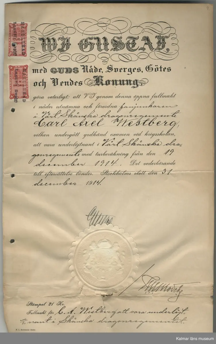 KLM 44702. Fotoalbum. Album av plast, arken av papper. Albumet är brunt med guldtryck på pärmens framsida. Albumet innehåller fotografier och dokument som handlar om Carl Axel Westberg, född 1894, uppvuxen och verksam i Kalmar. C A Westberg var verksam som militär, ryttmästare och inom Eol-bolaget, bland annat som verkställande direktör och inom ICA-styrelsen som ordförande. C A Westberg räknas som pionjär och uppbyggare av ICA-rörelsen. Albumet har sammanställts av hans livskamrat Hjördis Carlsson.

Varje sida har gett ett undernummer och de sidor som omfattar för länet relevanta bilder eller textmaterial beskrivs i följande förteckning.
:1Länsmansbostället i Förlösa, CA:s födelsehem
CA som liten (fotograf John Nilsson, Kalmar)
Två bilder som båda troligen är från en gård i    Skårebo. 
:2 Två bilder från Skårebo
Två bilder på CA och brodern Nisse, ett med     Kalmar gamla vattentorn i bakgrunden.
:3 Bild från Norra Långgatan Kalmar före rivningarna i kv Kopparslagaren (tomten nr 150), en bild efter rivningarna. En bild från Storgatan.
:4 CA:s studentfoto från 1912, fotograf Herman Sandberg, Kalmar. Högre allmänna läroverket vid Stortorget i Kalmar.
:5 CA:s studentbetyg
:7 Avgångsbetyg från kavalleriets officersvolontärskola 1912-13.
:9 Utnämning till fanjunkare vid Skånska Dragonregementet. 
:11 Avgångsbetyg från kungliga krigsskolan.
:23 Utnämning till Ryttmäster vid skånska Dragonregemnetet.
:25 Utnämnningen till riddare av Kungliga Svärdsorden, första klass.
:27 Utnämningen till riddare av Kungliga Vasaorden, första klass.
:29 Beviljat avsked från beställning som löjtnant och ryttmästare 1944. 
:31 Södra Långatan Kalmar. CA och Dagny med vänner trolgien i Kalmar, Dagnys danskort. Foto på de nyförlovade 1917. 
:32 Inbjudan för Laura Wetberg att delta i brölloppet mellan CA och Dagny, vykort från Kalmar domkyrka.
:33 Program och meny från bröllopet, bröllopsfoto med vänner från Stadshotellet i Kalmar. 
:36 Lindarne i Dörby socken. 
:38 CA och DAgny byggde hus på Akacian 2(eller17) Klostergatan eller Söderportsgatan? Paret bodde aldrig här. Huset finns kvar 2016.
:40 matsedel från jubileum med H A B Adolf Andersson 1930. Foto på kom-snart igen. Östra Sjögatan mot Kavaljersporten.
:41 Skrift från EOL-bolagets bolagsstämma i Kalmar 1956 som berättar om Adolf Anderssons rörelse och kopplingen till EOL-bolaget. 
:43 bilden längst ner från Stagneliusskolans aula.
:47 Historik från ICA-tidningen om CA. 
:55 Information från EOLbolaget om avskedsgåvan, stipendiefond, till CA då han slutade sin tjänst.