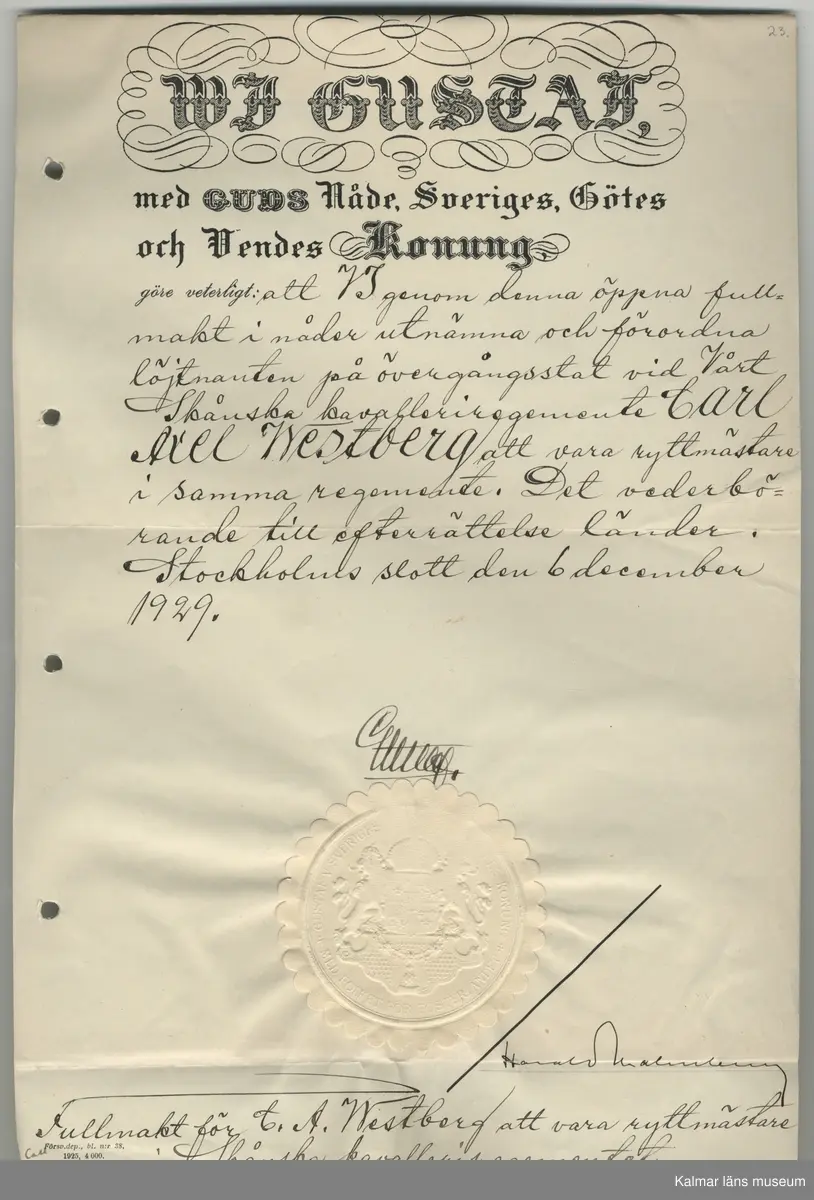KLM 44702. Fotoalbum. Album av plast, arken av papper. Albumet är brunt med guldtryck på pärmens framsida. Albumet innehåller fotografier och dokument som handlar om Carl Axel Westberg, född 1894, uppvuxen och verksam i Kalmar. C A Westberg var verksam som militär, ryttmästare och inom Eol-bolaget, bland annat som verkställande direktör och inom ICA-styrelsen som ordförande. C A Westberg räknas som pionjär och uppbyggare av ICA-rörelsen. Albumet har sammanställts av hans livskamrat Hjördis Carlsson.

Varje sida har gett ett undernummer och de sidor som omfattar för länet relevanta bilder eller textmaterial beskrivs i följande förteckning.
:1Länsmansbostället i Förlösa, CA:s födelsehem
CA som liten (fotograf John Nilsson, Kalmar)
Två bilder som båda troligen är från en gård i    Skårebo. 
:2 Två bilder från Skårebo
Två bilder på CA och brodern Nisse, ett med     Kalmar gamla vattentorn i bakgrunden.
:3 Bild från Norra Långgatan Kalmar före rivningarna i kv Kopparslagaren (tomten nr 150), en bild efter rivningarna. En bild från Storgatan.
:4 CA:s studentfoto från 1912, fotograf Herman Sandberg, Kalmar. Högre allmänna läroverket vid Stortorget i Kalmar.
:5 CA:s studentbetyg
:7 Avgångsbetyg från kavalleriets officersvolontärskola 1912-13.
:9 Utnämning till fanjunkare vid Skånska Dragonregementet. 
:11 Avgångsbetyg från kungliga krigsskolan.
:23 Utnämning till Ryttmäster vid skånska Dragonregemnetet.
:25 Utnämnningen till riddare av Kungliga Svärdsorden, första klass.
:27 Utnämningen till riddare av Kungliga Vasaorden, första klass.
:29 Beviljat avsked från beställning som löjtnant och ryttmästare 1944. 
:31 Södra Långatan Kalmar. CA och Dagny med vänner trolgien i Kalmar, Dagnys danskort. Foto på de nyförlovade 1917. 
:32 Inbjudan för Laura Wetberg att delta i brölloppet mellan CA och Dagny, vykort från Kalmar domkyrka.
:33 Program och meny från bröllopet, bröllopsfoto med vänner från Stadshotellet i Kalmar. 
:36 Lindarne i Dörby socken. 
:38 CA och DAgny byggde hus på Akacian 2(eller17) Klostergatan eller Söderportsgatan? Paret bodde aldrig här. Huset finns kvar 2016.
:40 matsedel från jubileum med H A B Adolf Andersson 1930. Foto på kom-snart igen. Östra Sjögatan mot Kavaljersporten.
:41 Skrift från EOL-bolagets bolagsstämma i Kalmar 1956 som berättar om Adolf Anderssons rörelse och kopplingen till EOL-bolaget. 
:43 bilden längst ner från Stagneliusskolans aula.
:47 Historik från ICA-tidningen om CA. 
:55 Information från EOLbolaget om avskedsgåvan, stipendiefond, till CA då han slutade sin tjänst.