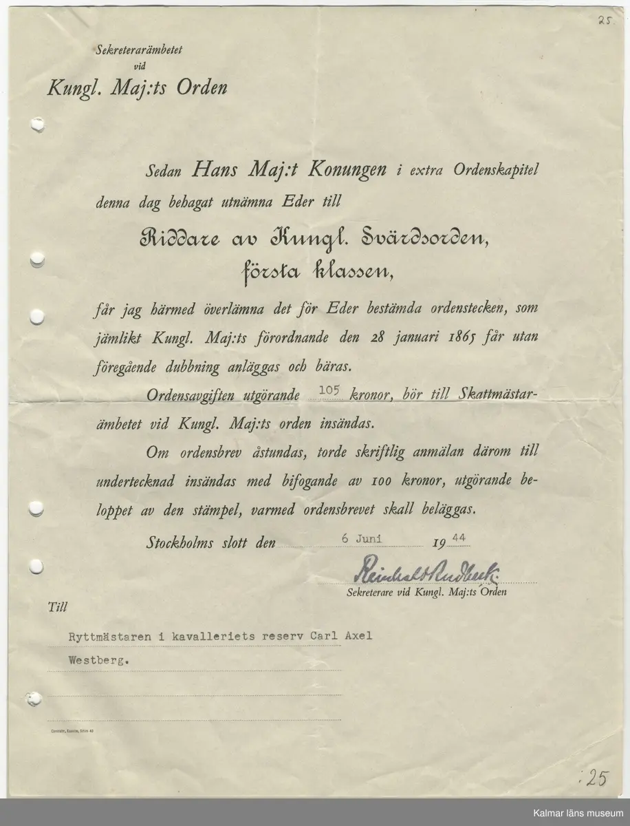 KLM 44702. Fotoalbum. Album av plast, arken av papper. Albumet är brunt med guldtryck på pärmens framsida. Albumet innehåller fotografier och dokument som handlar om Carl Axel Westberg, född 1894, uppvuxen och verksam i Kalmar. C A Westberg var verksam som militär, ryttmästare och inom Eol-bolaget, bland annat som verkställande direktör och inom ICA-styrelsen som ordförande. C A Westberg räknas som pionjär och uppbyggare av ICA-rörelsen. Albumet har sammanställts av hans livskamrat Hjördis Carlsson.

Varje sida har gett ett undernummer och de sidor som omfattar för länet relevanta bilder eller textmaterial beskrivs i följande förteckning.
:1Länsmansbostället i Förlösa, CA:s födelsehem
CA som liten (fotograf John Nilsson, Kalmar)
Två bilder som båda troligen är från en gård i    Skårebo. 
:2 Två bilder från Skårebo
Två bilder på CA och brodern Nisse, ett med     Kalmar gamla vattentorn i bakgrunden.
:3 Bild från Norra Långgatan Kalmar före rivningarna i kv Kopparslagaren (tomten nr 150), en bild efter rivningarna. En bild från Storgatan.
:4 CA:s studentfoto från 1912, fotograf Herman Sandberg, Kalmar. Högre allmänna läroverket vid Stortorget i Kalmar.
:5 CA:s studentbetyg
:7 Avgångsbetyg från kavalleriets officersvolontärskola 1912-13.
:9 Utnämning till fanjunkare vid Skånska Dragonregementet. 
:11 Avgångsbetyg från kungliga krigsskolan.
:23 Utnämning till Ryttmäster vid skånska Dragonregemnetet.
:25 Utnämnningen till riddare av Kungliga Svärdsorden, första klass.
:27 Utnämningen till riddare av Kungliga Vasaorden, första klass.
:29 Beviljat avsked från beställning som löjtnant och ryttmästare 1944. 
:31 Södra Långatan Kalmar. CA och Dagny med vänner trolgien i Kalmar, Dagnys danskort. Foto på de nyförlovade 1917. 
:32 Inbjudan för Laura Wetberg att delta i brölloppet mellan CA och Dagny, vykort från Kalmar domkyrka.
:33 Program och meny från bröllopet, bröllopsfoto med vänner från Stadshotellet i Kalmar. 
:36 Lindarne i Dörby socken. 
:38 CA och DAgny byggde hus på Akacian 2(eller17) Klostergatan eller Söderportsgatan? Paret bodde aldrig här. Huset finns kvar 2016.
:40 matsedel från jubileum med H A B Adolf Andersson 1930. Foto på kom-snart igen. Östra Sjögatan mot Kavaljersporten.
:41 Skrift från EOL-bolagets bolagsstämma i Kalmar 1956 som berättar om Adolf Anderssons rörelse och kopplingen till EOL-bolaget. 
:43 bilden längst ner från Stagneliusskolans aula.
:47 Historik från ICA-tidningen om CA. 
:55 Information från EOLbolaget om avskedsgåvan, stipendiefond, till CA då han slutade sin tjänst.