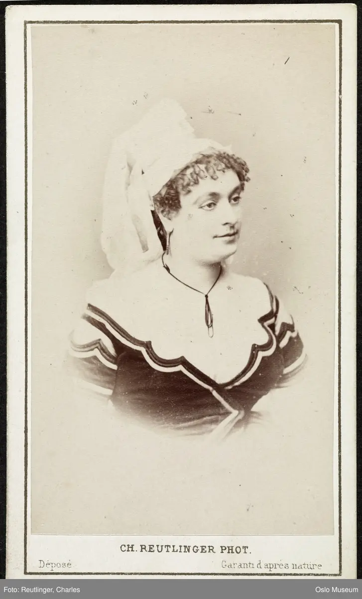 portrett, kvinne, sangerinne, rollebilde, "Den skjønne Helena" på Theatre Varietes i Paris, vignettert brystbilde