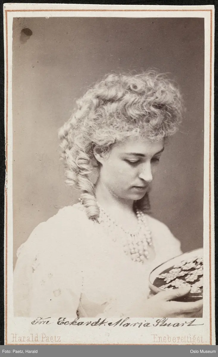 portrett, kvinne, skuespillerinne, rollebilde, tittelrollen i "Maria Stuart" på Det Kongelige Teater, brystbilde, kostyme