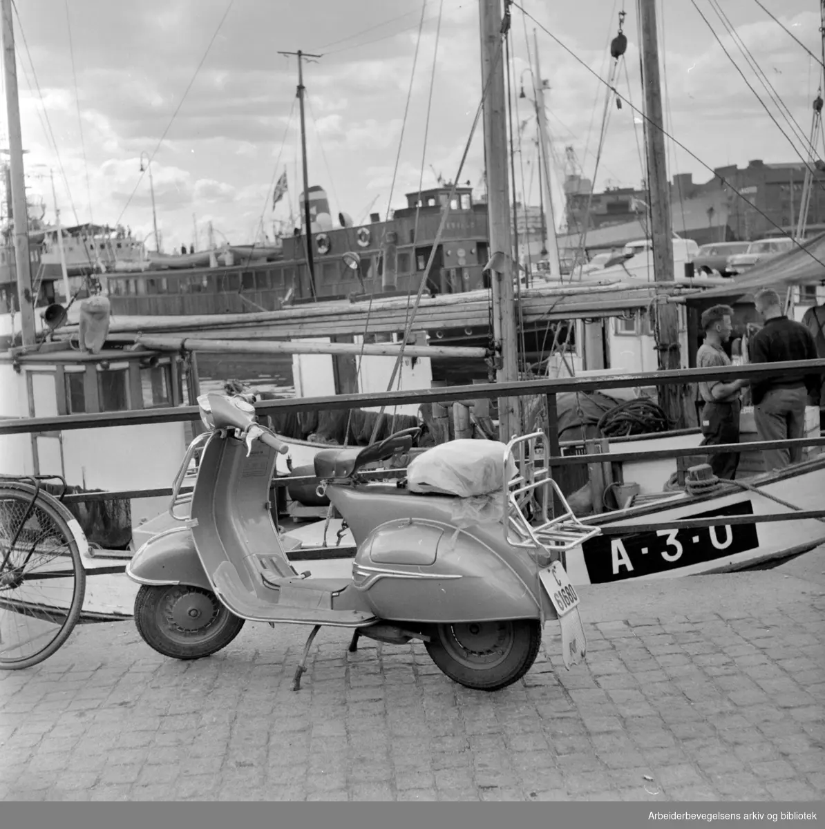 Oslo Havn: Honnørbrygga:.Scooter.Juli 1961