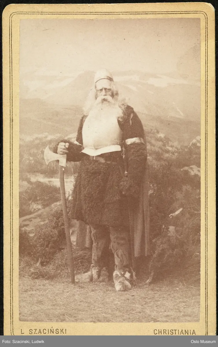 portrett, mann, skuespiller, rollebilde, Ørnulf i "Hærmendene på Helgeland" på Christiania Theater, stående helfigur, kostyme