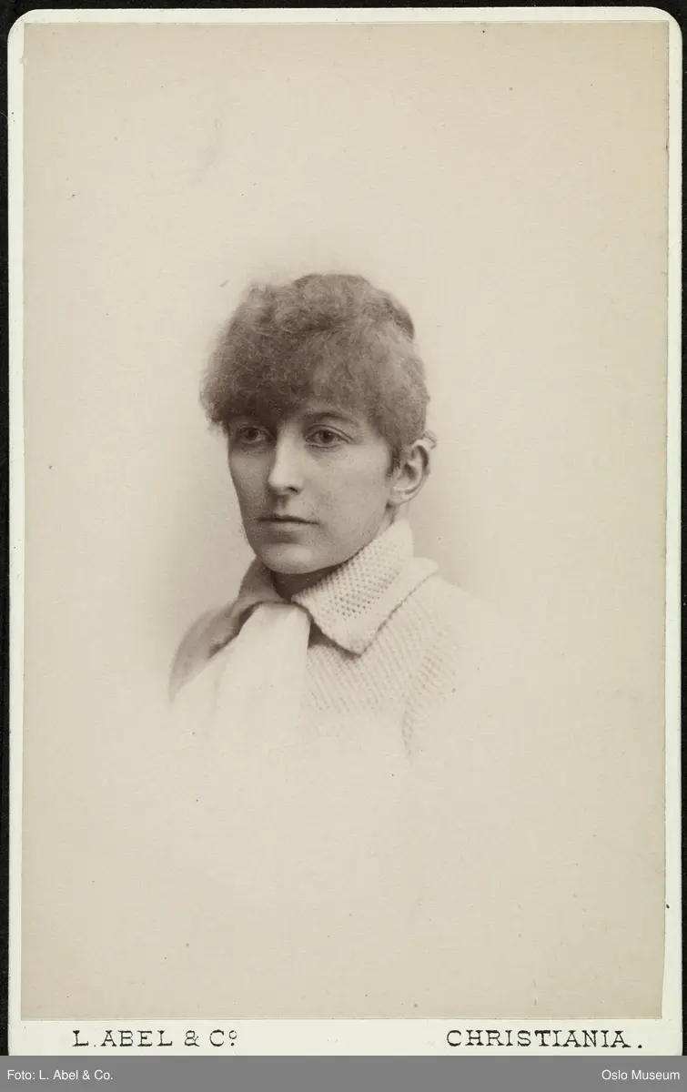 portrett, kvinne, skuespillerinne, teatersjef, vignettert brystbilde