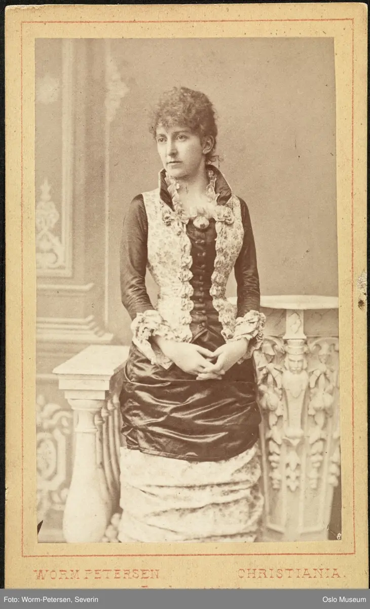 portrett, kvinne, skuespillerinne, rollebilde på Christiania Theater, stående knefigur