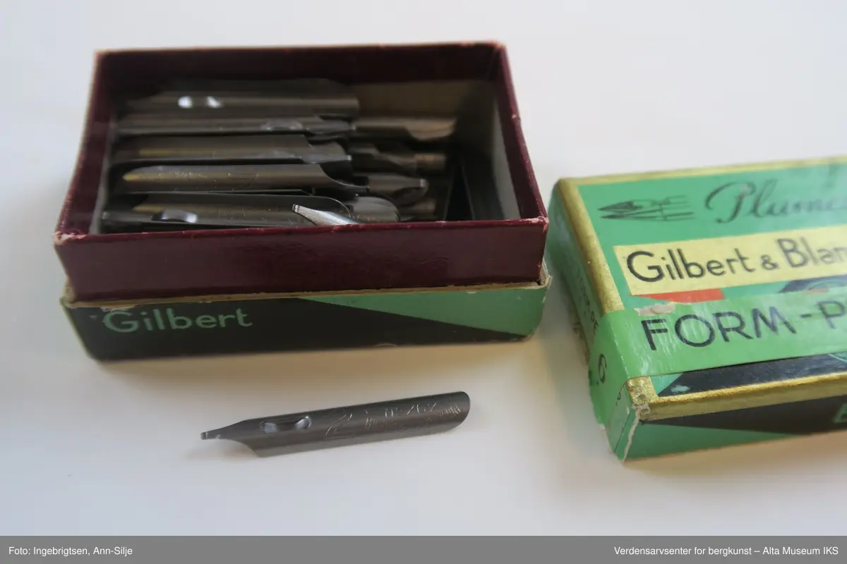 Liten rektangulær eske med lokk. Pennesplittene er i ulike størrelser.