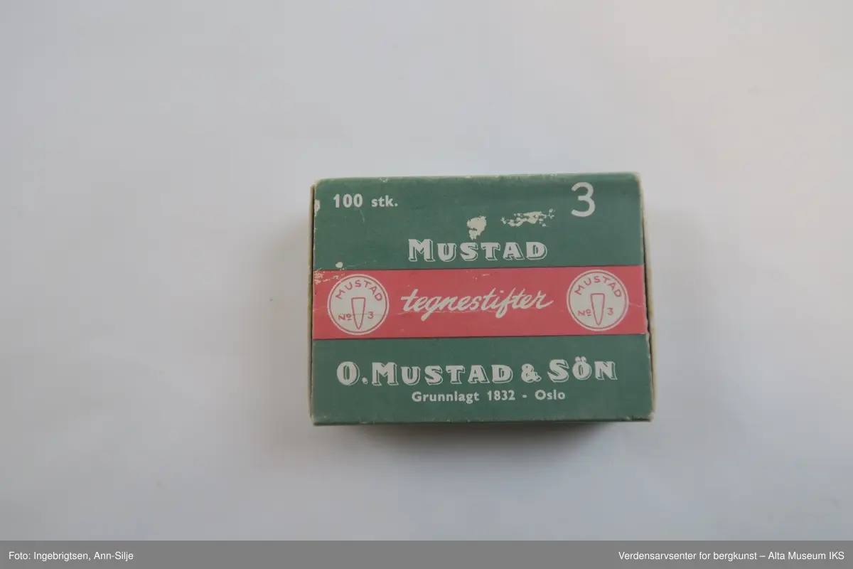 Rektangulær eske. Inneholder 13 tegnestifter.