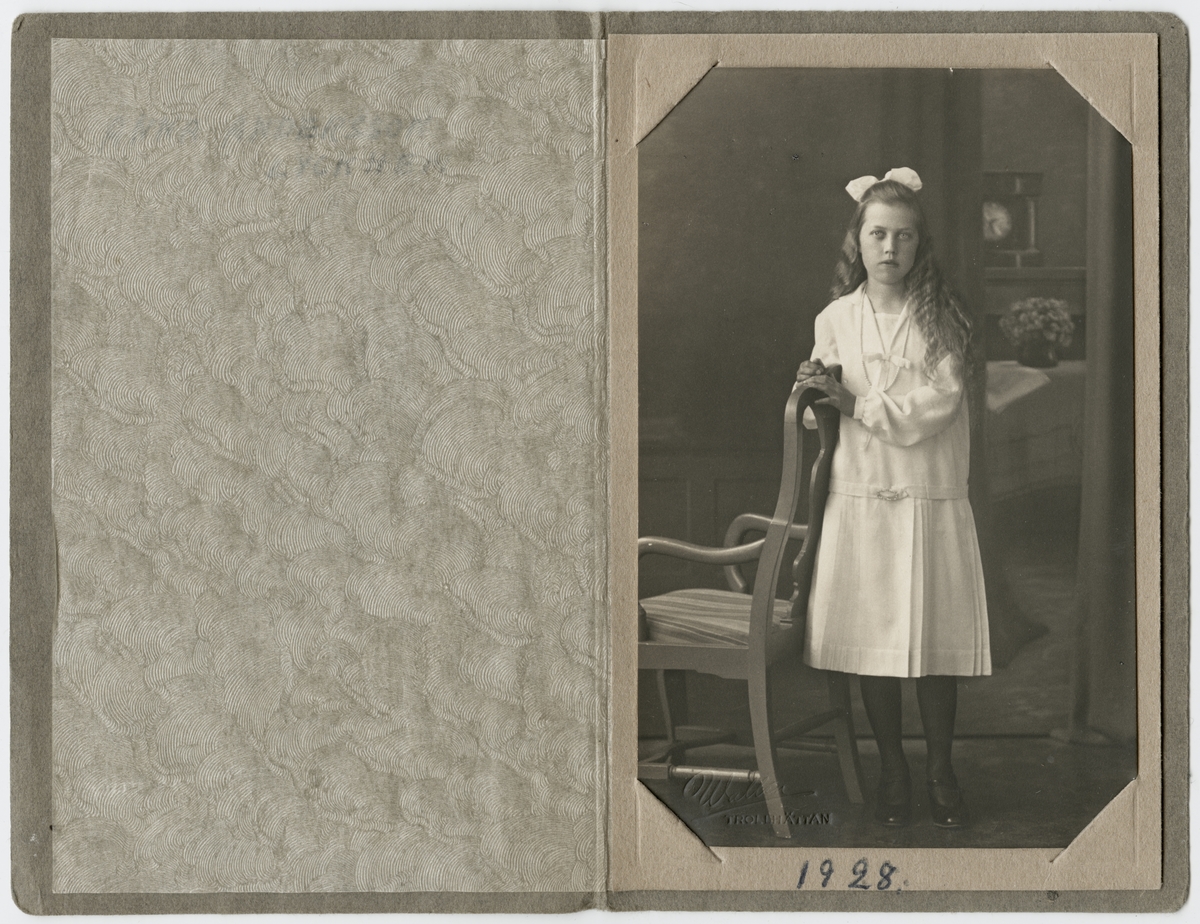 Porträtt med påskriften "Anna Andersson. Lyckhem, 1928."