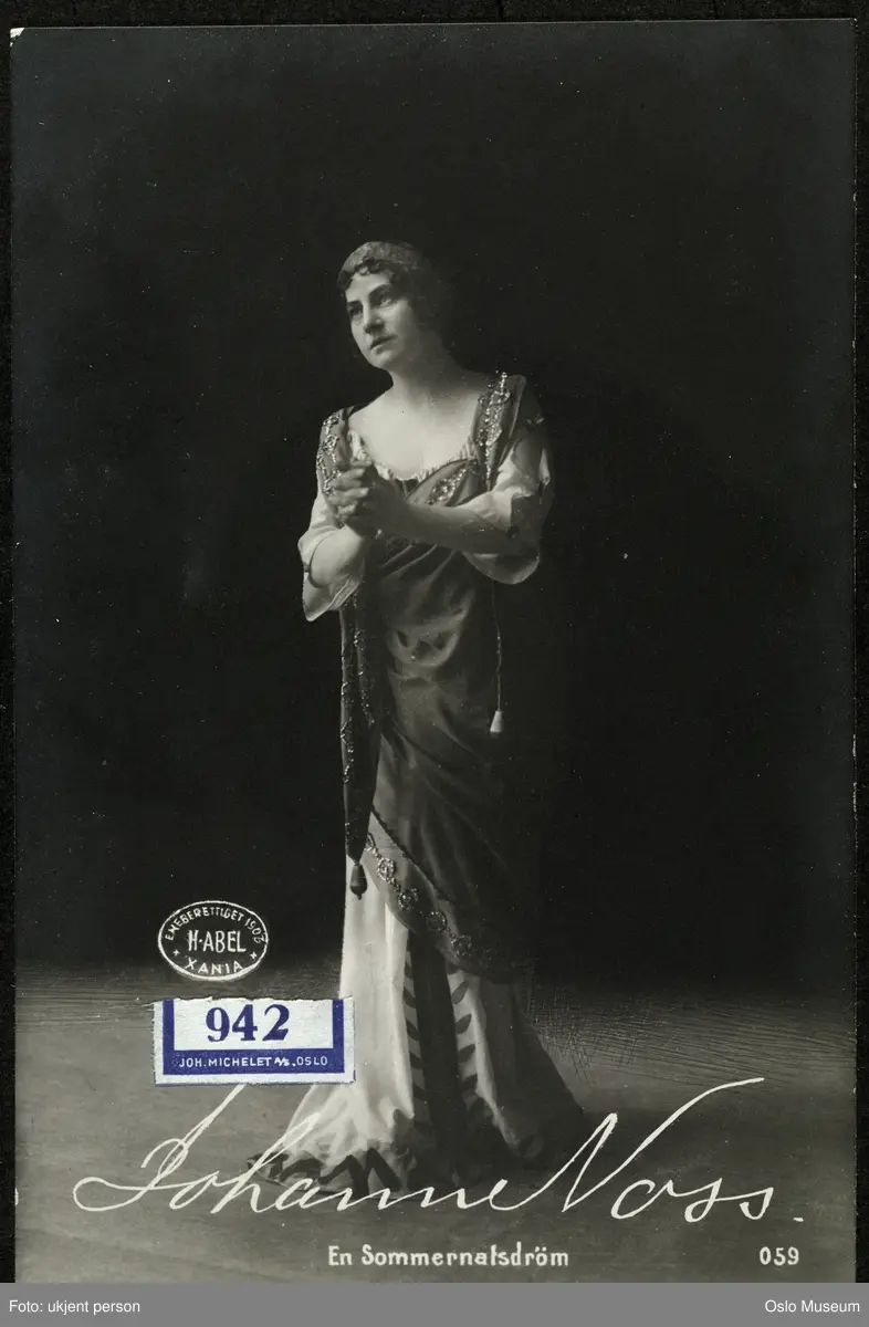 portrett, kvinne, skuespillerinne, rollebilde, Helena i "En sommernatsdrøm" på Nationaltheatret, stående helfigur, kostyme