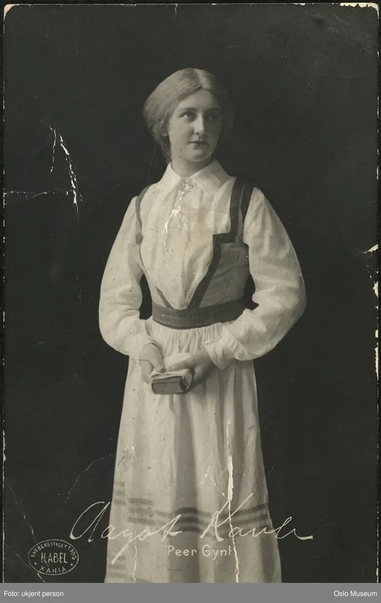 portrett, kvinne, skuespillerinne, rollebilde, Solveig i "Peer Gynt" på Nationaltheatret, stående knefigur, kostyme