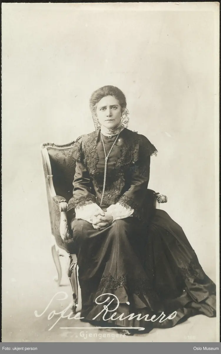 portrett, kvinne, skuespillerinne, rollebilde, Fru Alving i "Gjengangere" på Nationaltheatret, sittende helfigur, kostyme