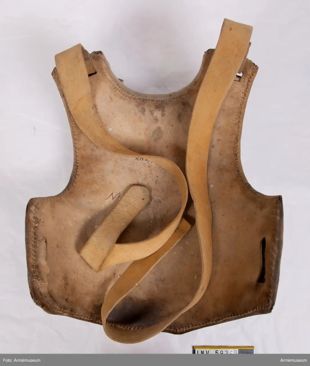 Med foder och remmar.
Har burits av ryttare Nr 2 i Majorens kompani vid Livregementet till häst.