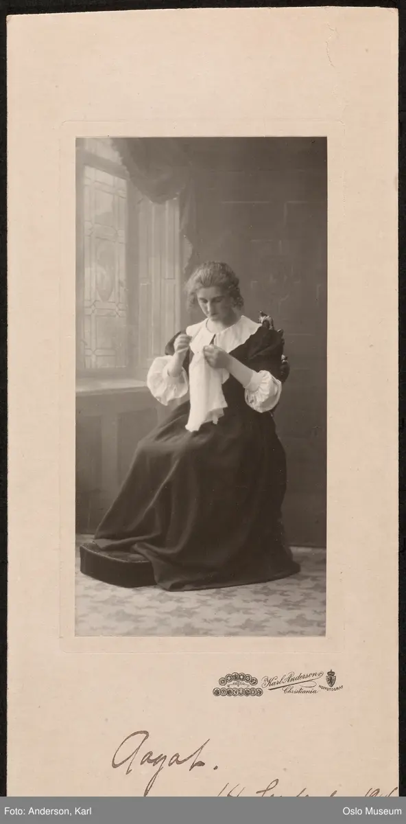 portrett, kvinne, skuespillerinne, rollebilde, Elisabeth i "Wurm" på Nationaltheatret, sittende helfigur, kostyme, broderi