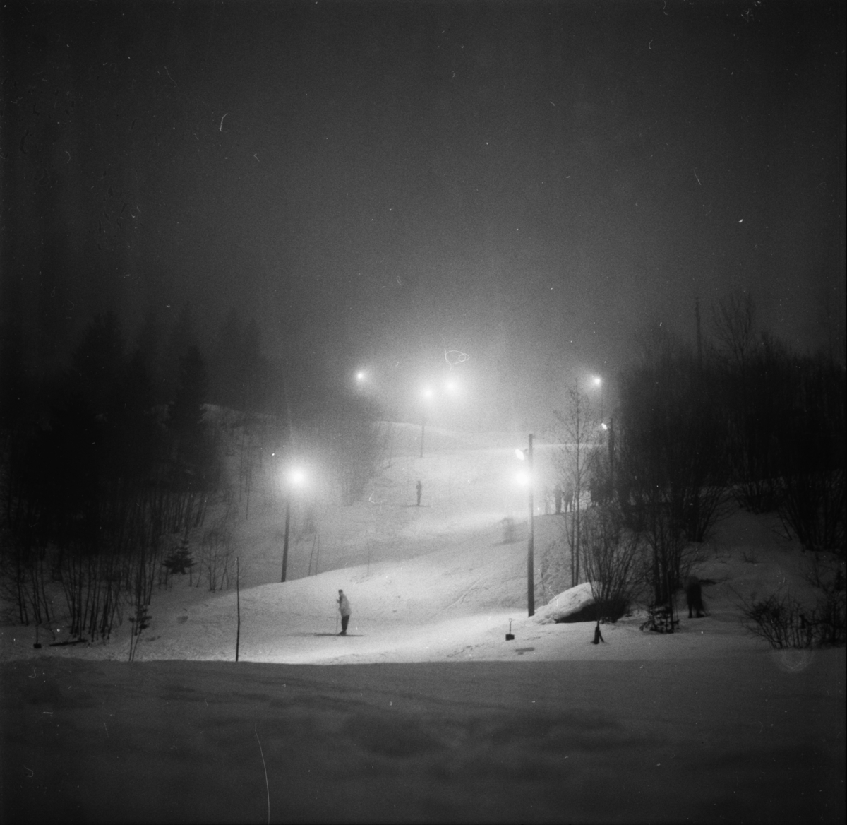 Vardens arkiv. "Slalåm i Ballklubbens bakke. Flomlys"  17.03.1954
