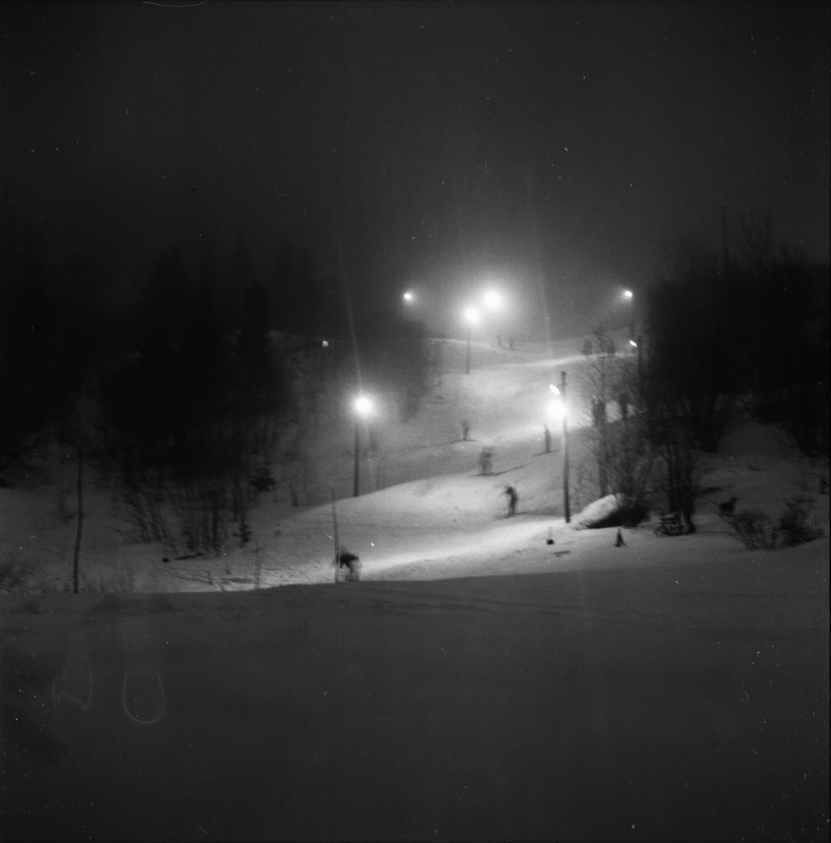 Vardens arkiv. "Slalåm i Ballklubbens bakke. Flomlys"  17.03.1954