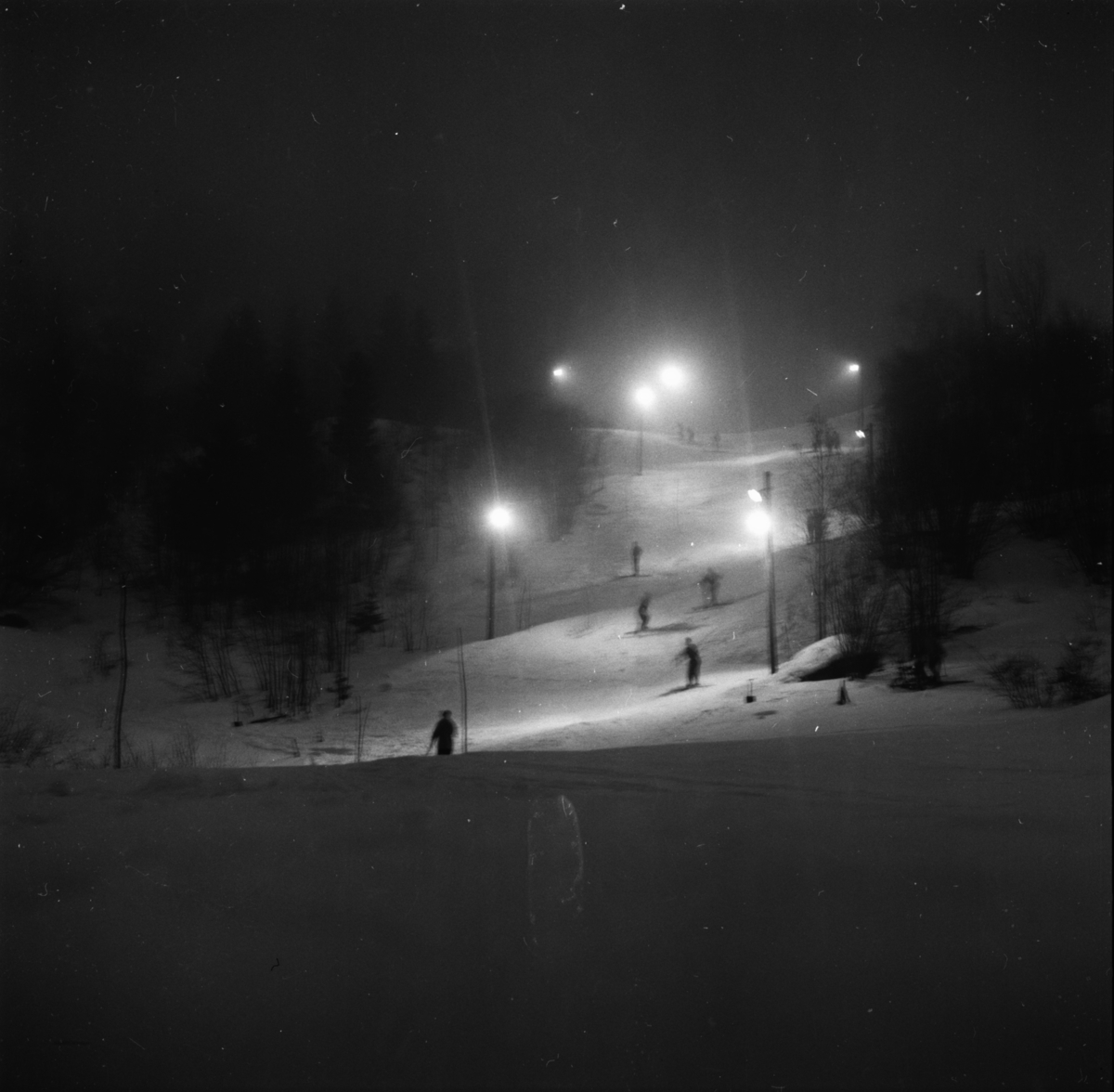 Vardens arkiv. "Slalåm i Ballklubbens bakke. Flomlys"  17.03.1954