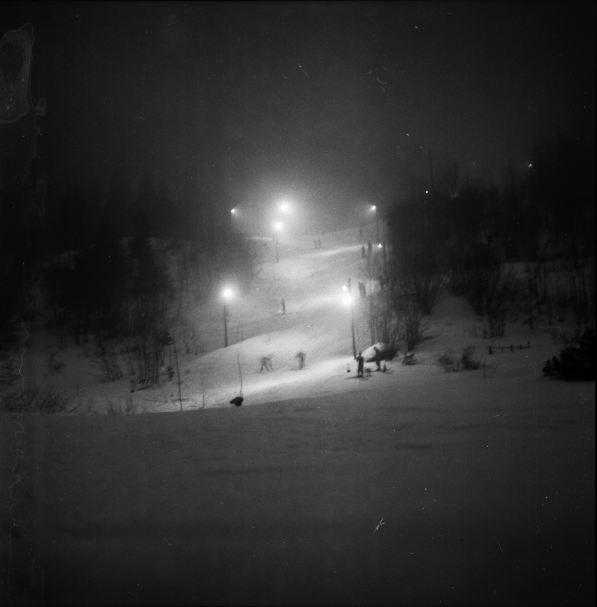 Vardens arkiv. "Slalåm i Ballklubbens bakke. Flomlys"  17.03.1954