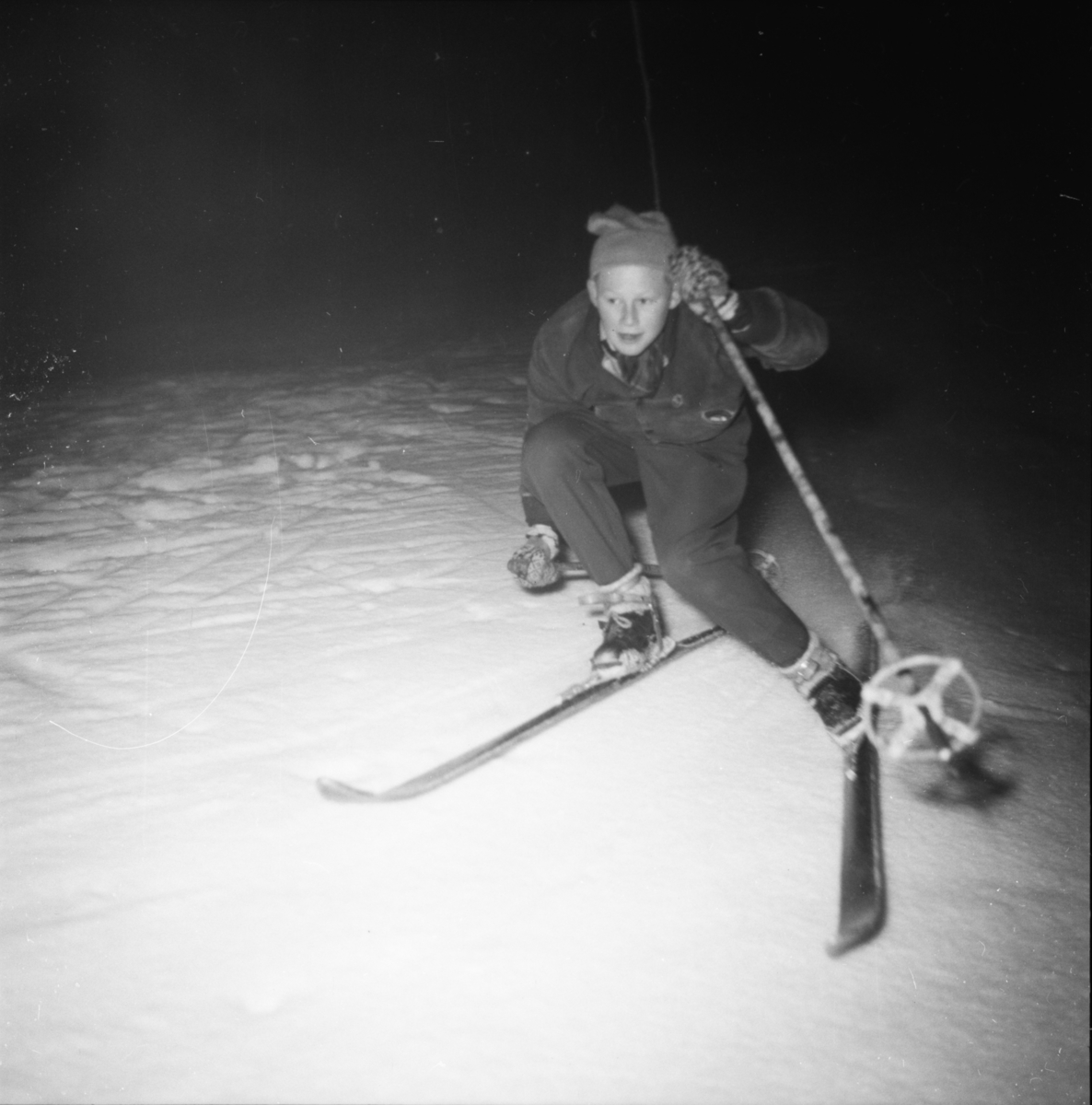 Vardens arkiv. "Slalåm i Ballklubbens bakke. Flomlys"  17.03.1954