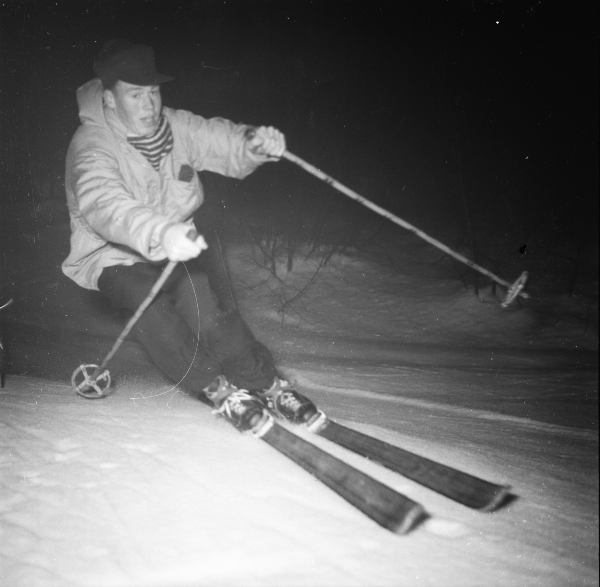 Vardens arkiv. "Slalåm i Ballklubbens bakke. Flomlys"  17.03.1954