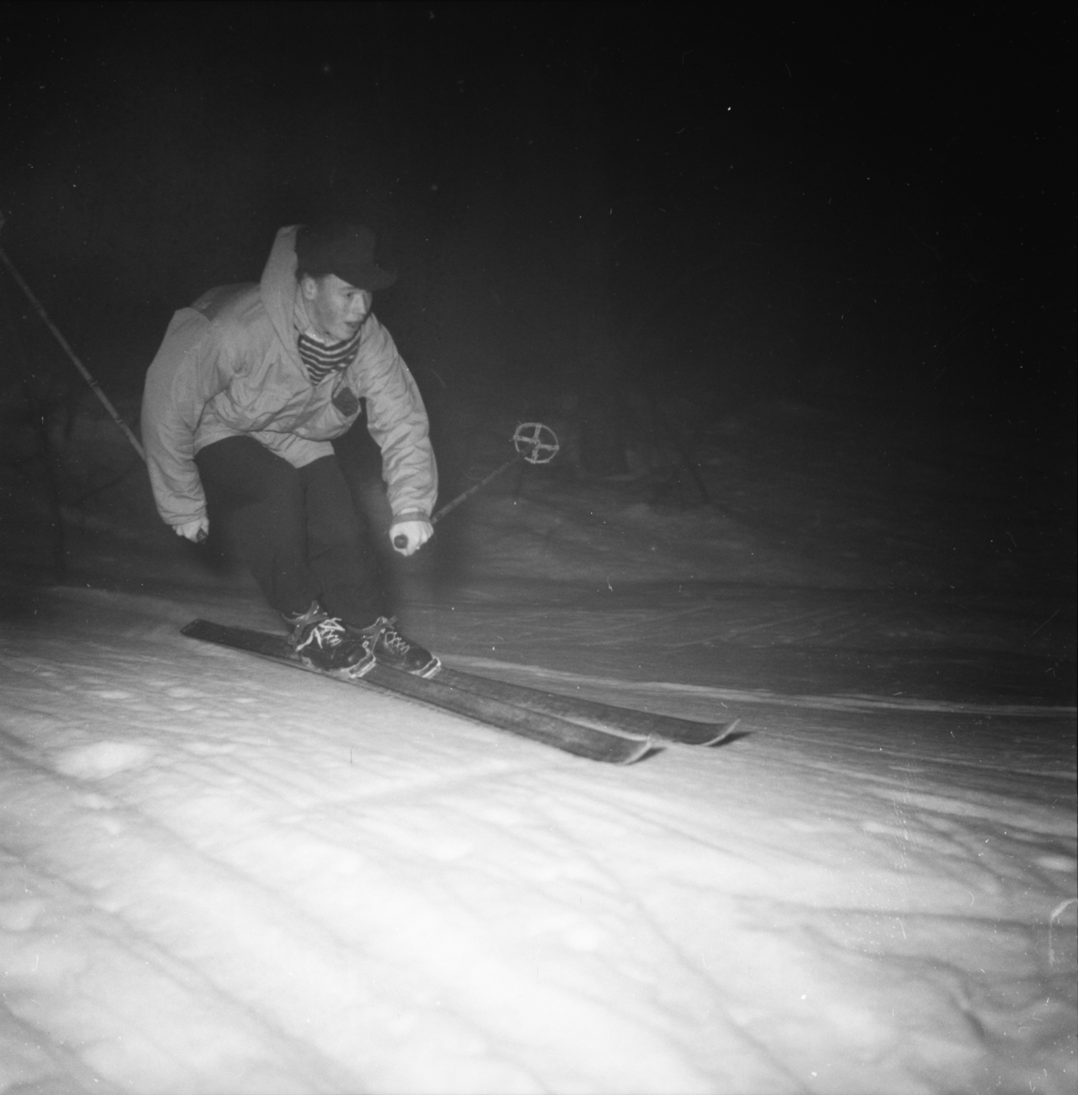 Vardens arkiv. "Slalåm i Ballklubbens bakke. Flomlys"  17.03.1954