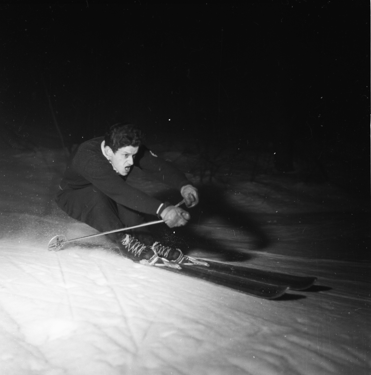 Vardens arkiv. "Slalåm i Ballklubbens bakke. Flomlys"  17.03.1954