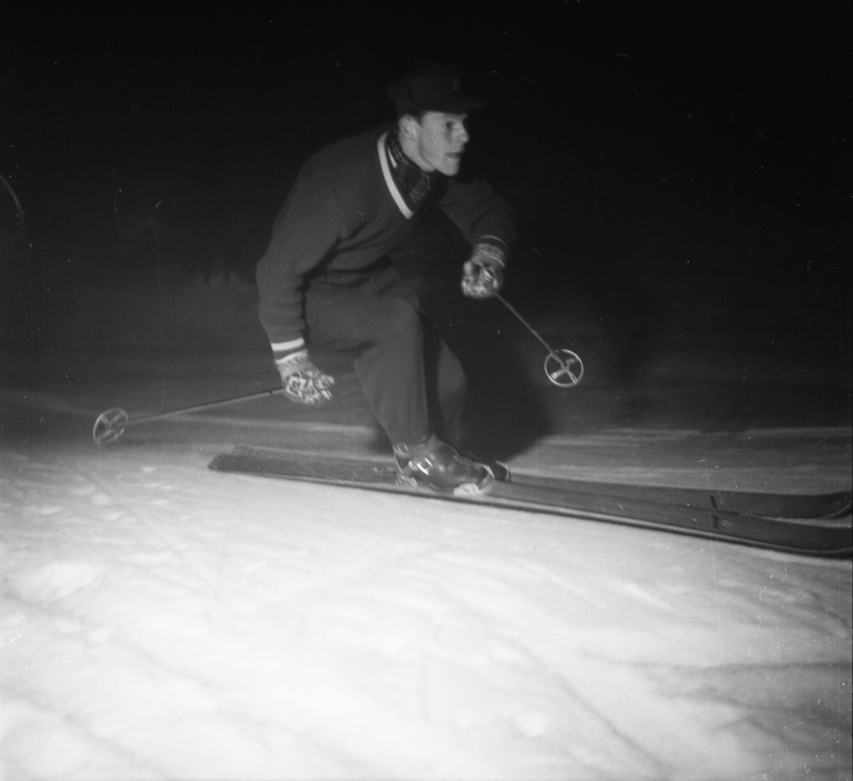 Vardens arkiv. "Slalåm i Ballklubbens bakke. Flomlys"  17.03.1954