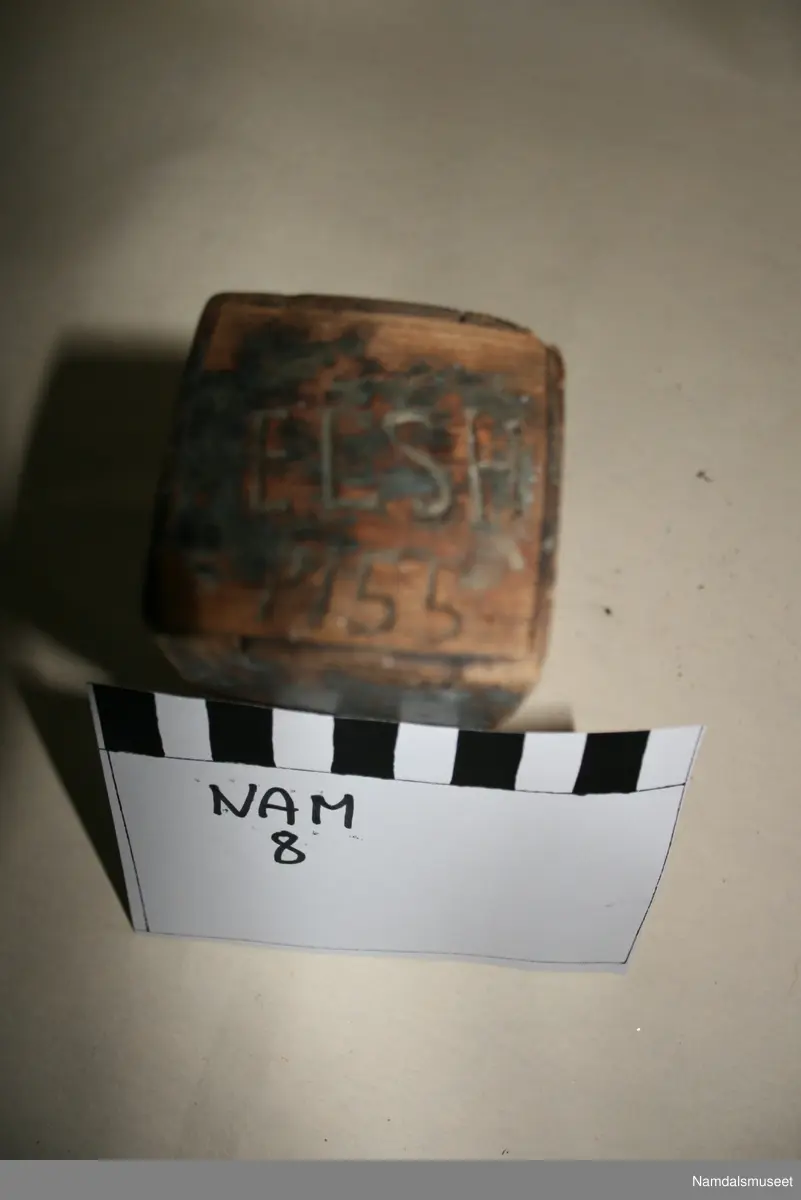 Fire like figurer, en på hver side