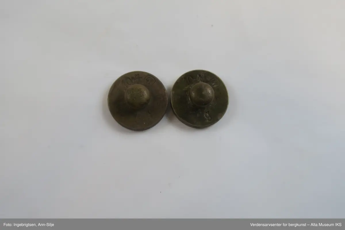 Rektangulær trebit, med hull tilpasset ulike loddstørrelser. Det er 7 lodd: 2 stk. 10 gram, 1 stk. 20 gram, 1 st. 50 gram, 2 stk. 100 gram og 1 stk. 200 gram. Alle loddene er sylinderformet med knott på toppen. Loddene varierer i størrelse: de minste er 2 cm i diameter og 1 cm i høyde, mens den største er 4 cm i diameter og 2,8 cm i høyde.