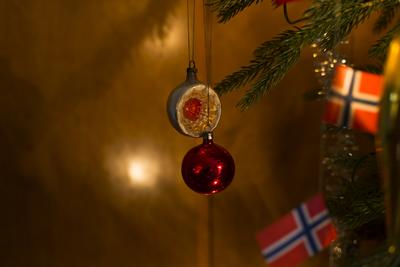 Julekuler og norsk flagg på tre