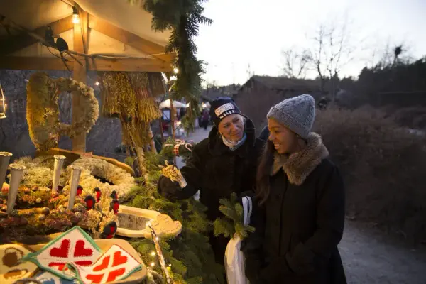 To kvinner handler i markedsbod