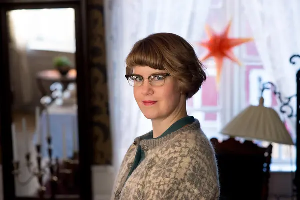 Kvinne i 50-tallsklær