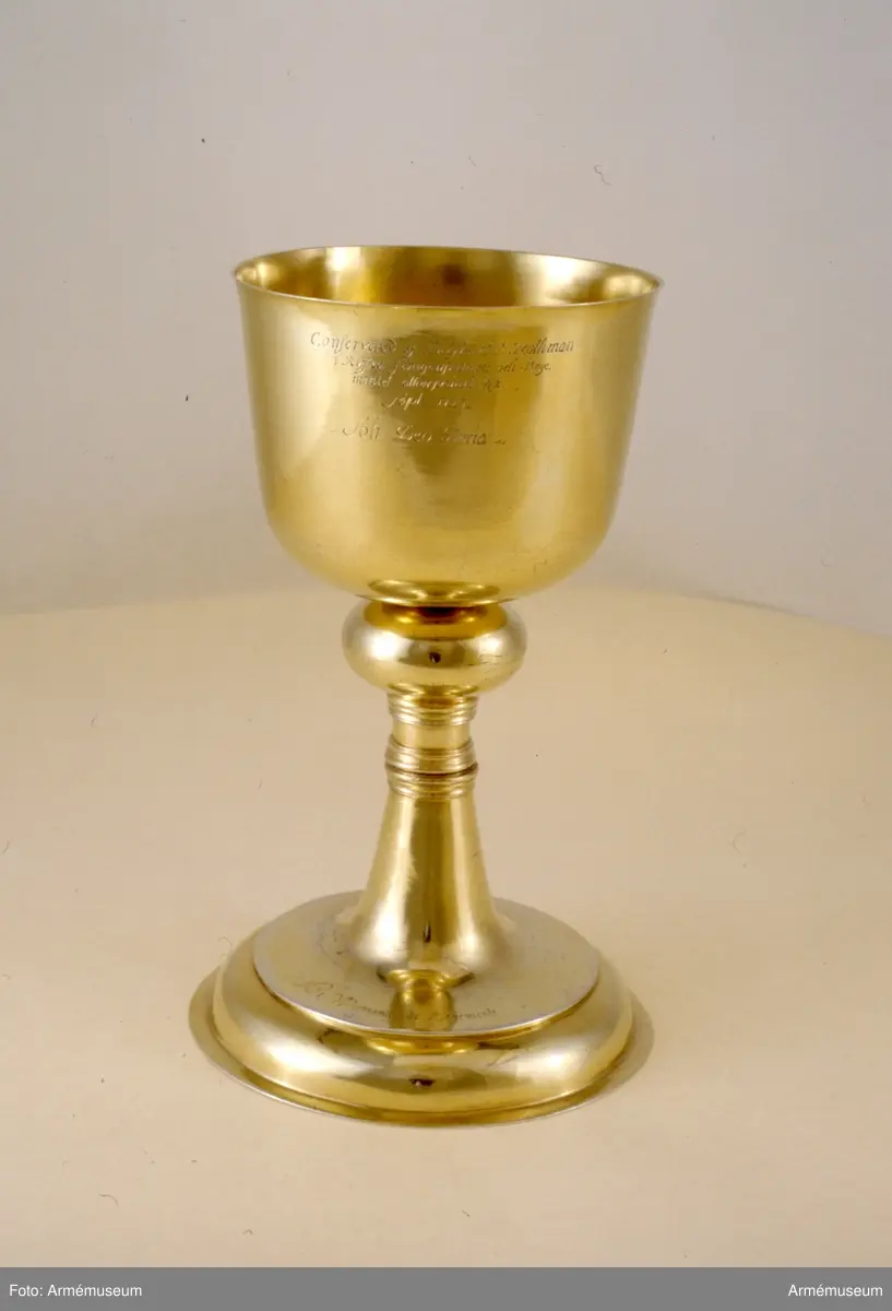 Nattvardskalk i silver för Västmanlands regemente. Tillverkat 1697 och skänkt till regementet av Karl XI.