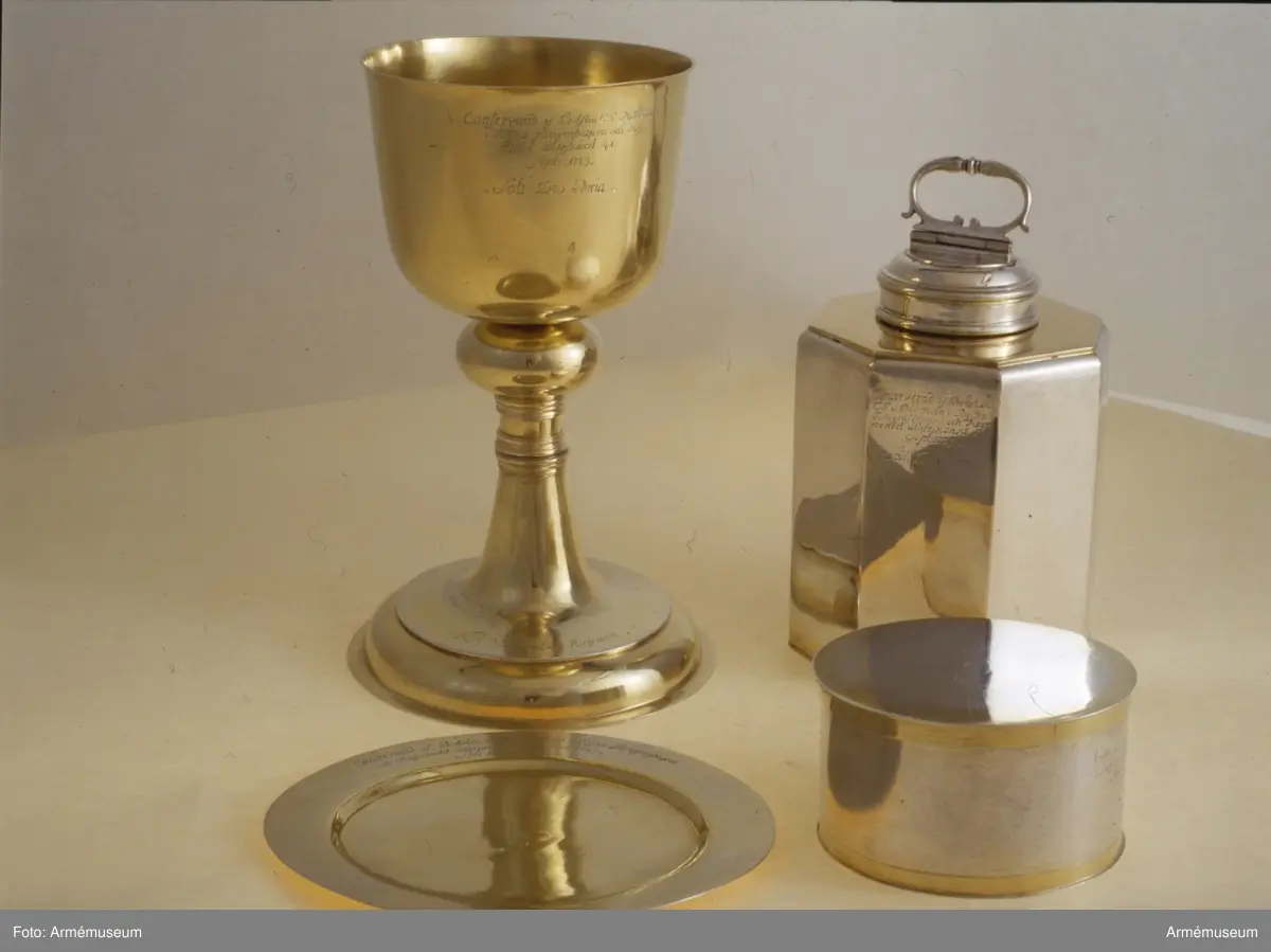 Nattvardskalk i silver för Västmanlands regemente. Tillverkat 1697 och skänkt till regementet av Karl XI.
