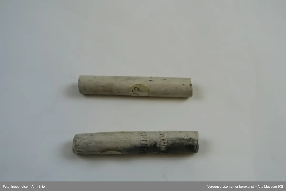 En samling fragmenter av krittpiper. Et av pipehodene er mer eller mindre hel, men med avbrukket pipehals. 

Fragmentene varierer i størrelse fra 1,5 cm til 5,7 cm i lengde og 0,5 cm til 2 cm i bredde.