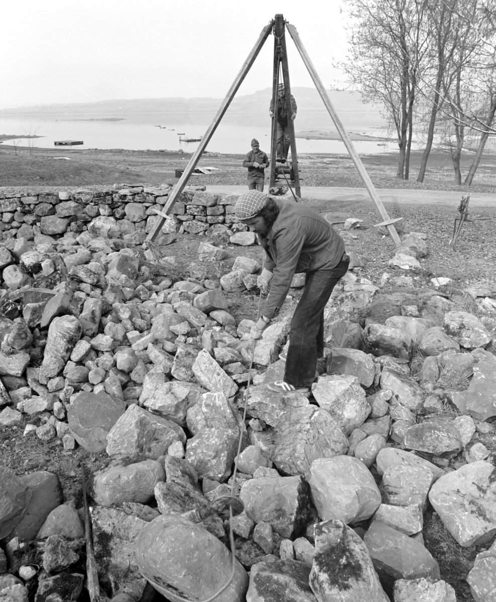 Hedmarksmuseet, Domkirkeodden, Oppsetting av steingjerde ved Kvartgarden, steinbryter, Werner Kahdeman.
