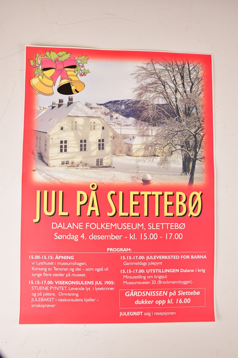 Reklameplakater for Dalane Folkemuseum. To av plakatene reklamerer for museets ulike anlegg. En reklamerer for familiedag på Slettebø, to for sommerarrangement på Slettebø, og en for julearrangement på Slettebø. Fire av plakatene er laminert og tre av dem har påtrykket webadressen til Dalane Folkemuseum. Ingen av plakatene har årstall trykket på.