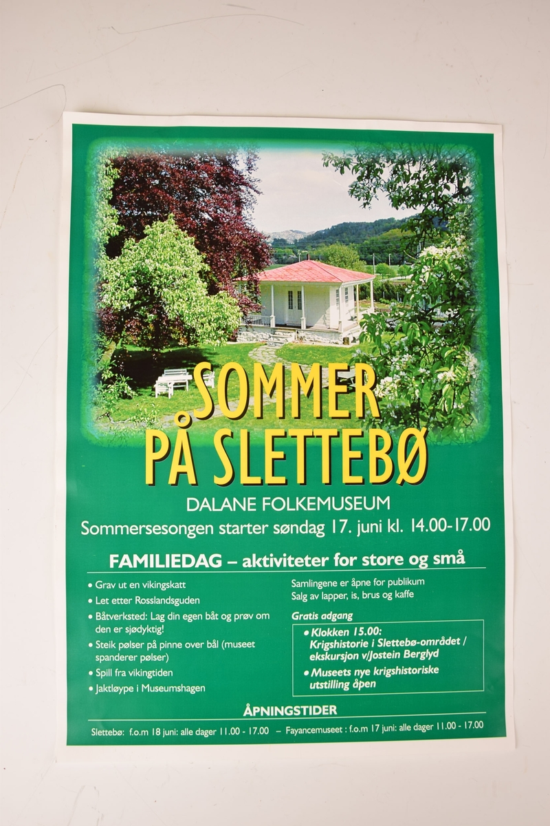 Reklameplakater for Dalane Folkemuseum. To av plakatene reklamerer for museets ulike anlegg. En reklamerer for familiedag på Slettebø, to for sommerarrangement på Slettebø, og en for julearrangement på Slettebø. Fire av plakatene er laminert og tre av dem har påtrykket webadressen til Dalane Folkemuseum. Ingen av plakatene har årstall trykket på.