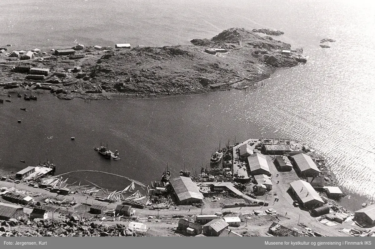 Gjenreisning. Honningsvåg havn. Holmen med brakkebebyggelse. Oversiktsbilde tatt fra Storfjellet. 1946/47.