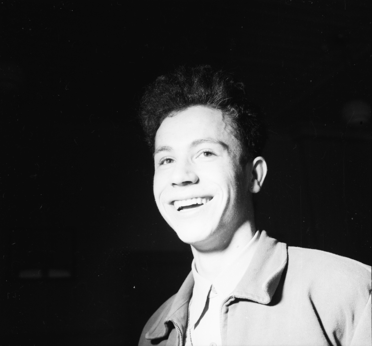 Vardens arkiv. "Melkedrikking på Porsgrunn høyre skole (Elevrådsform)"  11.03.1954
Elevrådet:
Anne Mari Åsterød, Liv Inger Strand, Nils Petter Thorsen, Jan Andersen, Kjell R. Larsen, Rolf  Magnussen.