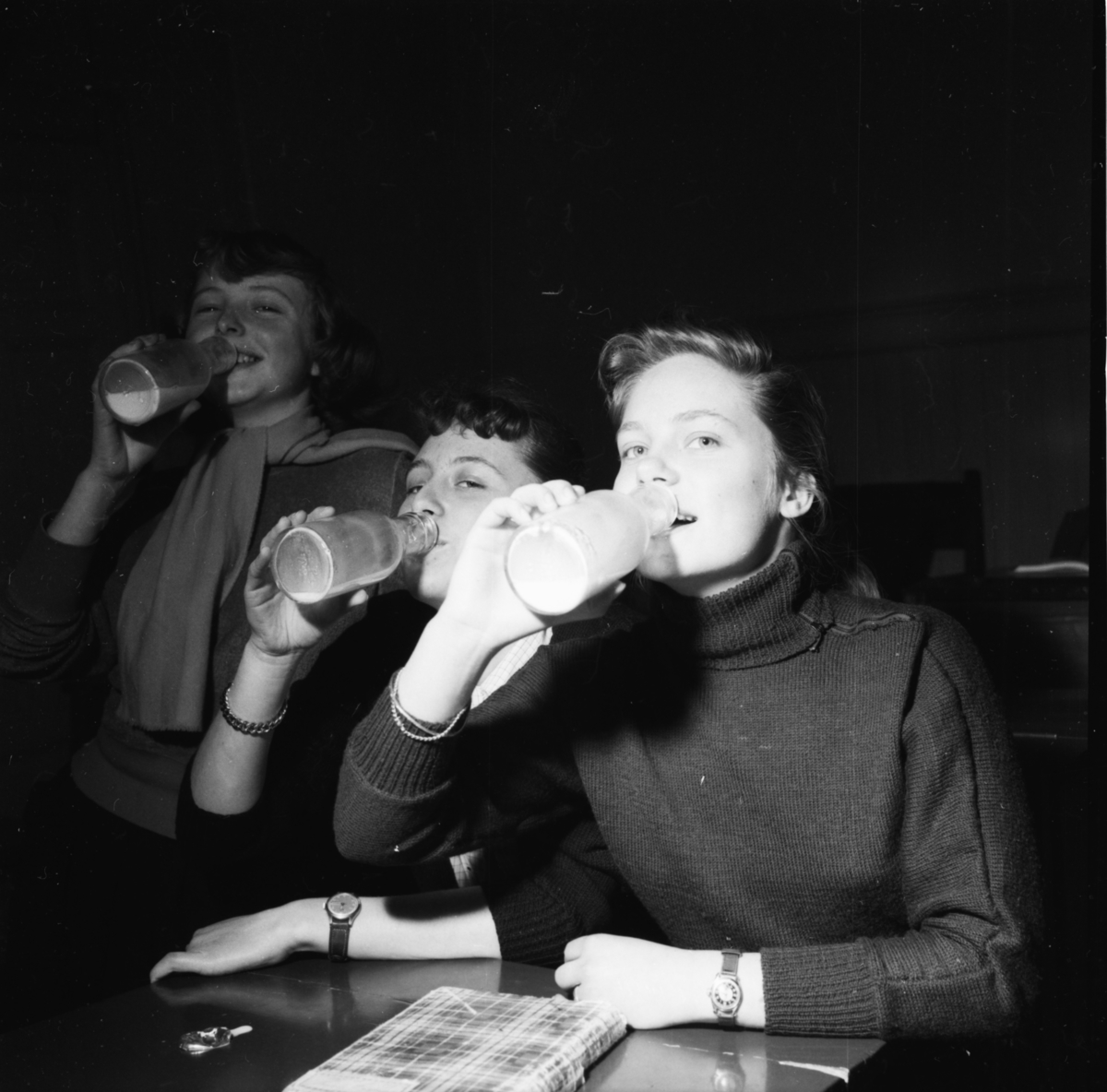 Vardens arkiv. "Melkedrikking på Porsgrunn høyre skole (Elevrådsform)"  11.03.1954
Elevrådet:
Anne Mari Åsterød, Liv Inger Strand, Nils Petter Thorsen, Jan Andersen, Kjell R. Larsen, Rolf  Magnussen.