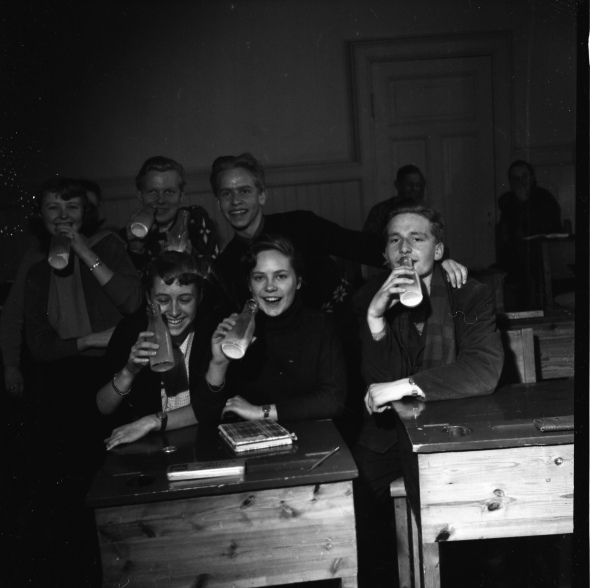 Vardens arkiv. "Melkedrikking på Porsgrunn høyre skole (Elevrådsform)"  11.03.1954
Elevrådet:
Anne Mari Åsterød, Liv Inger Strand, Nils Petter Thorsen, Jan Andersen, Kjell R. Larsen, Rolf  Magnussen.