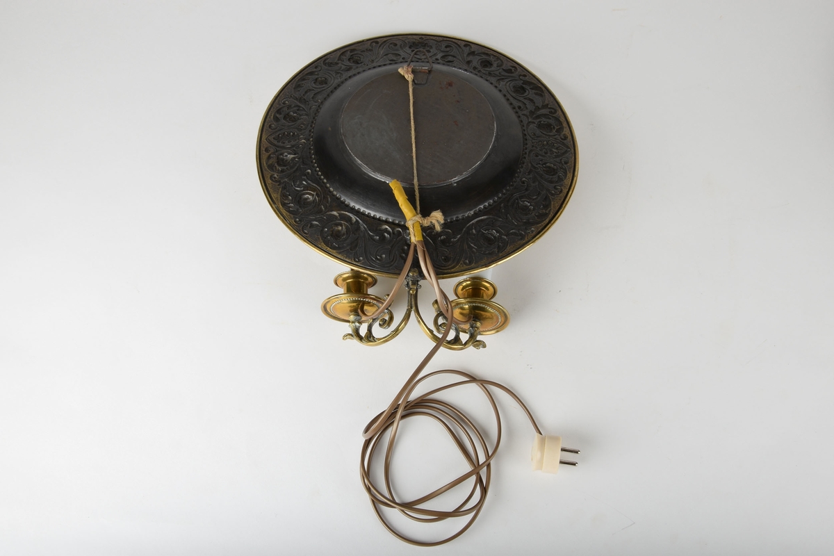Vegglampe med to elektriske lys med speil bak.