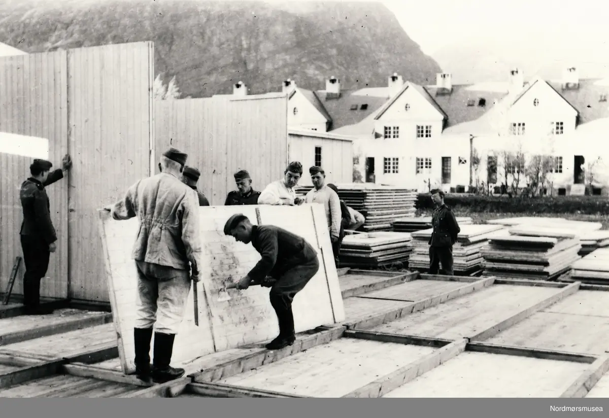 Tyske soldater bygger brakker på Sunndalsøra.
