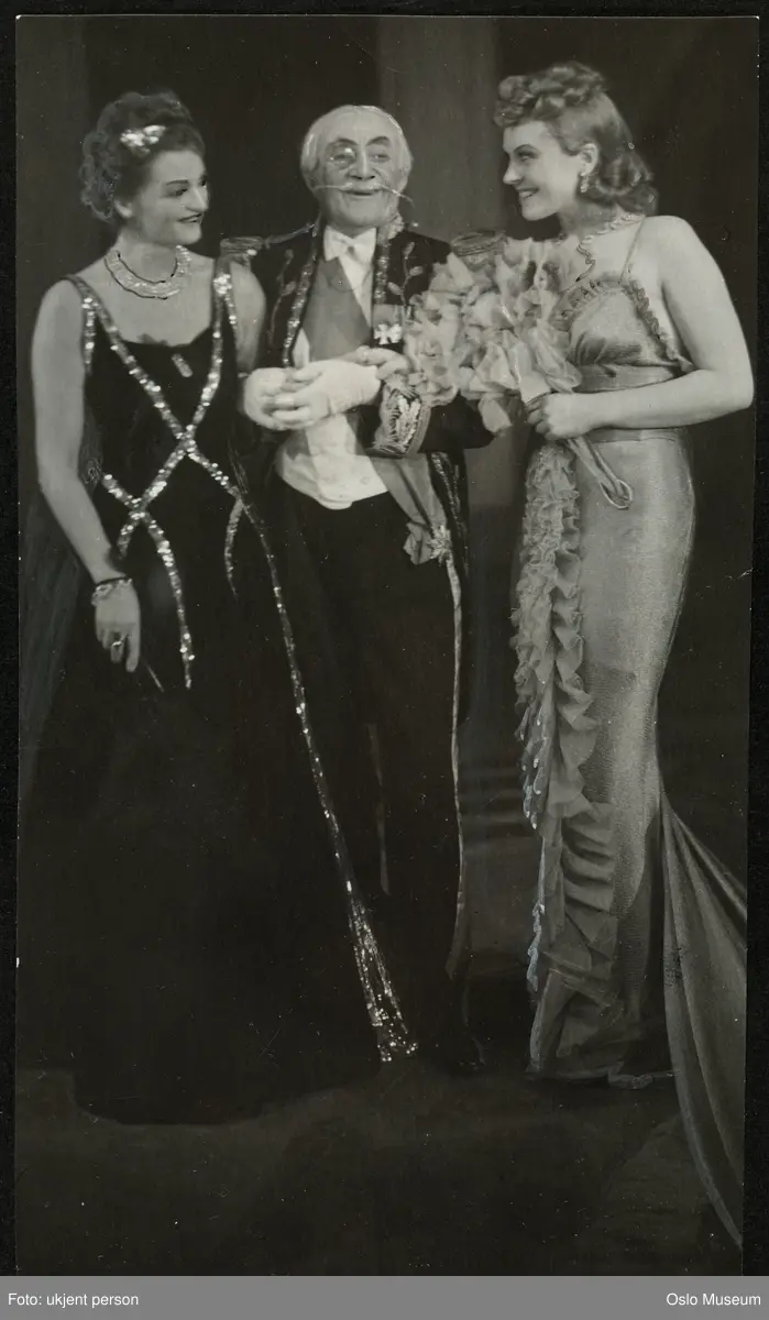 trippelportrett, kvinner, mann, sangerinne, skuespillere, rollebilde, "Grevinne Maritza" på Nationaltheatret, stående helfigur, kostymer