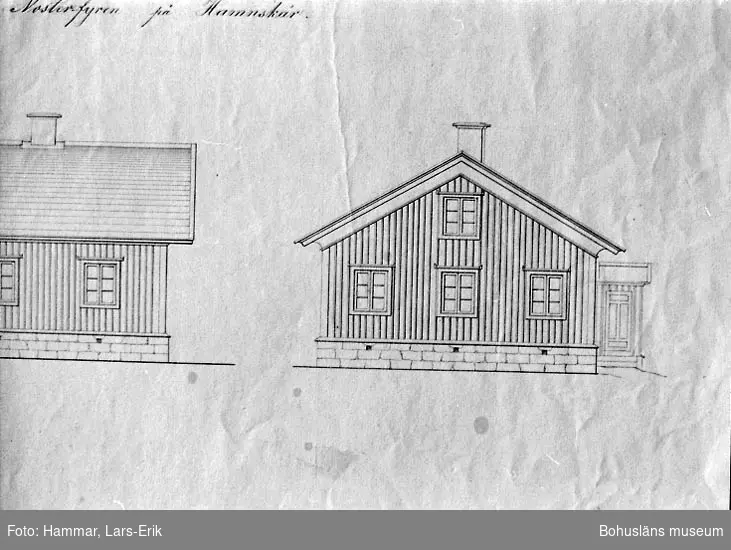 Ritning till boningshus för fyrpersonalen vid den blivande Pater Noster fyren på Hamnskär 1866. G. von Heidenstam.
Ritad av L. Fr. Lindberg (uppförd 1861).
Sektion, fasader och planritning.
Detalj från d:o (se14). Fasad (gavel).