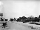 Bostadshus och uthus.
Rudbecksgatan mot väster från Trädgårdsgatan.
Reproduktion 1934 efter en äldre bild.