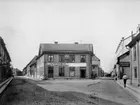 Näbbtorget mot söder. 
Till vänster Drottninggatan, till höger Kyrkogårdsgatan. 
Flervåningshuset till höger Kyrkogårdsgatan 8 var byggt 1899, gamla trähuset rakt fram ersattes av Näbbhuset 1908. 
Originalbilden är troligen tagen av Bernhard Hakelier år 1903. Reproduktion 1934.