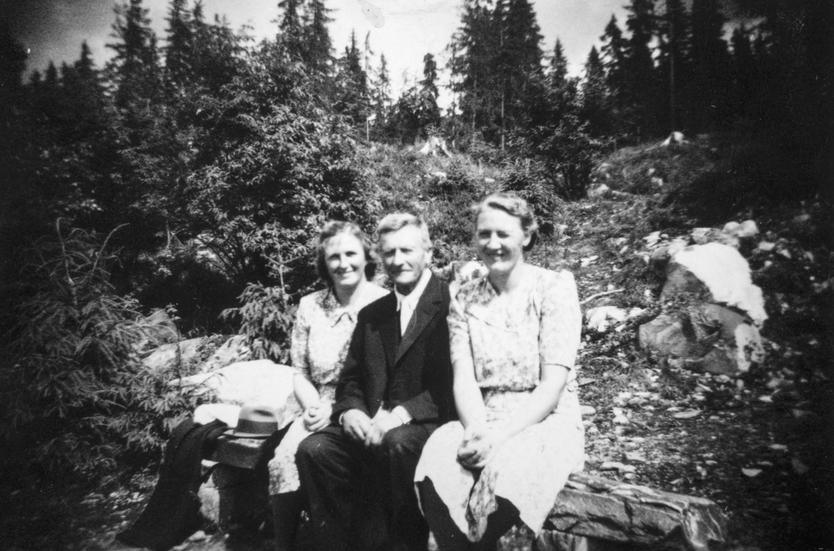 F.v. Signe Bekkeli, Adolf Myhre, Aasta Myhre, Ottestad.