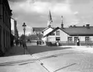 Envånings vinkelbyggt bostadshus.
Olaus Petrikyrkan i bakgrunden.